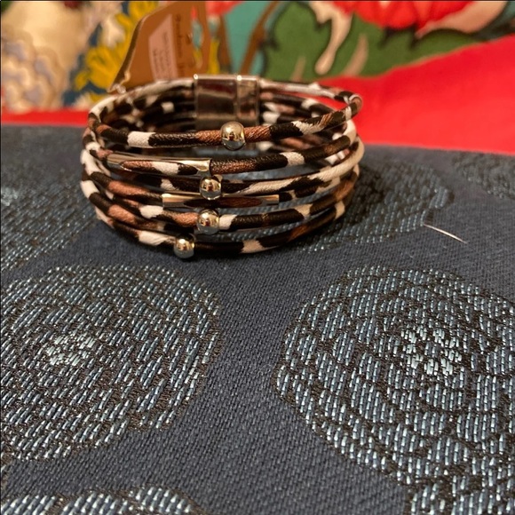 Leopard Print magnetic clasp bracelet - Picture 7 of 8